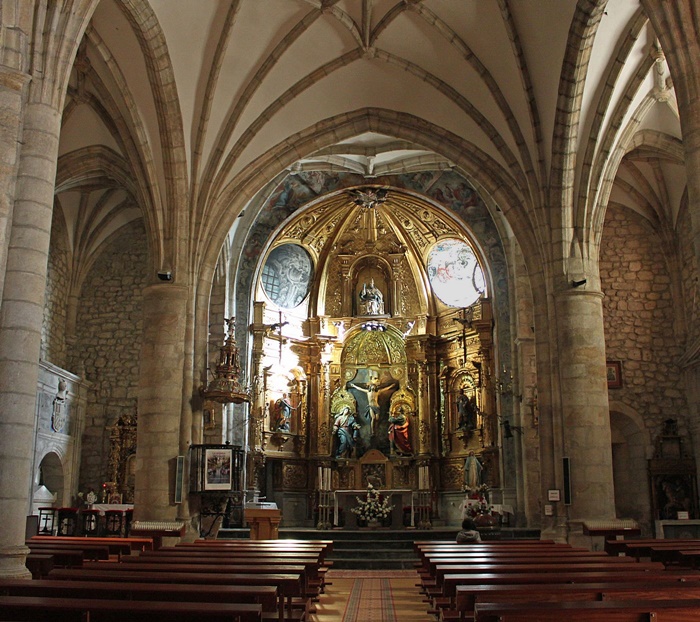 Interior da igreja de São Pedro de Rucoba ou Santuário do Cristo da Agonia